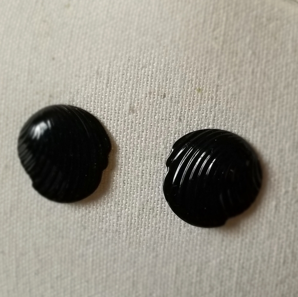 Black Shell-Shaped Earrings - Picture 3 of 8
